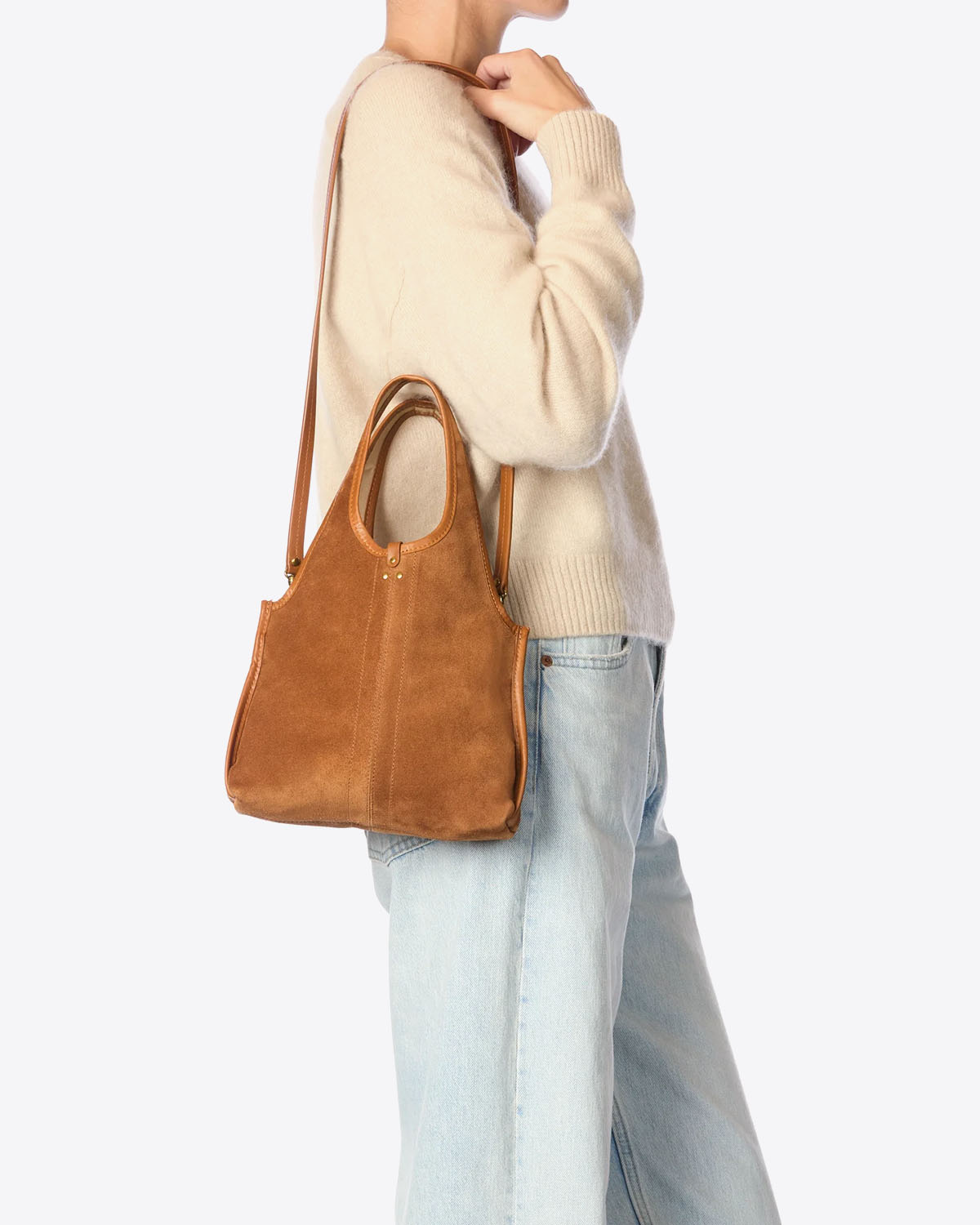 Sac petit cabas souple Paco S Jérôme Dreyfuss en cuir suédé marron. Vue porté à l'épaule