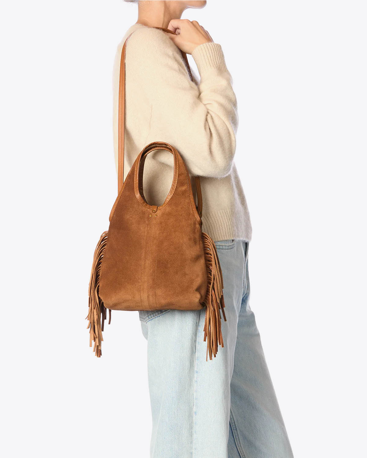 Mini-sac à franges bandoulière amovible en cuir suédé caramel Paco S Haenyeo caramel Jérôme Dreyfuss. Vue porté à l'épaule. 