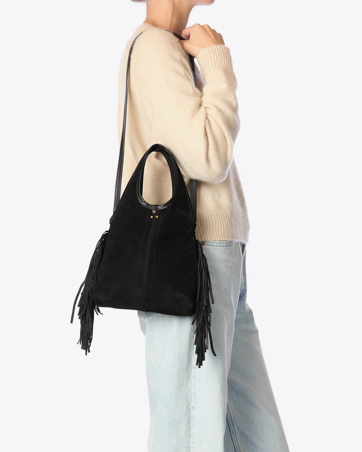 Mini-sac à franges avec bandoulière amovible en cuir suédé noir Paco S Haenyo noir Jérôme Dreyfuss. Collection Capsule SS25. Vue porté en bandoulière 