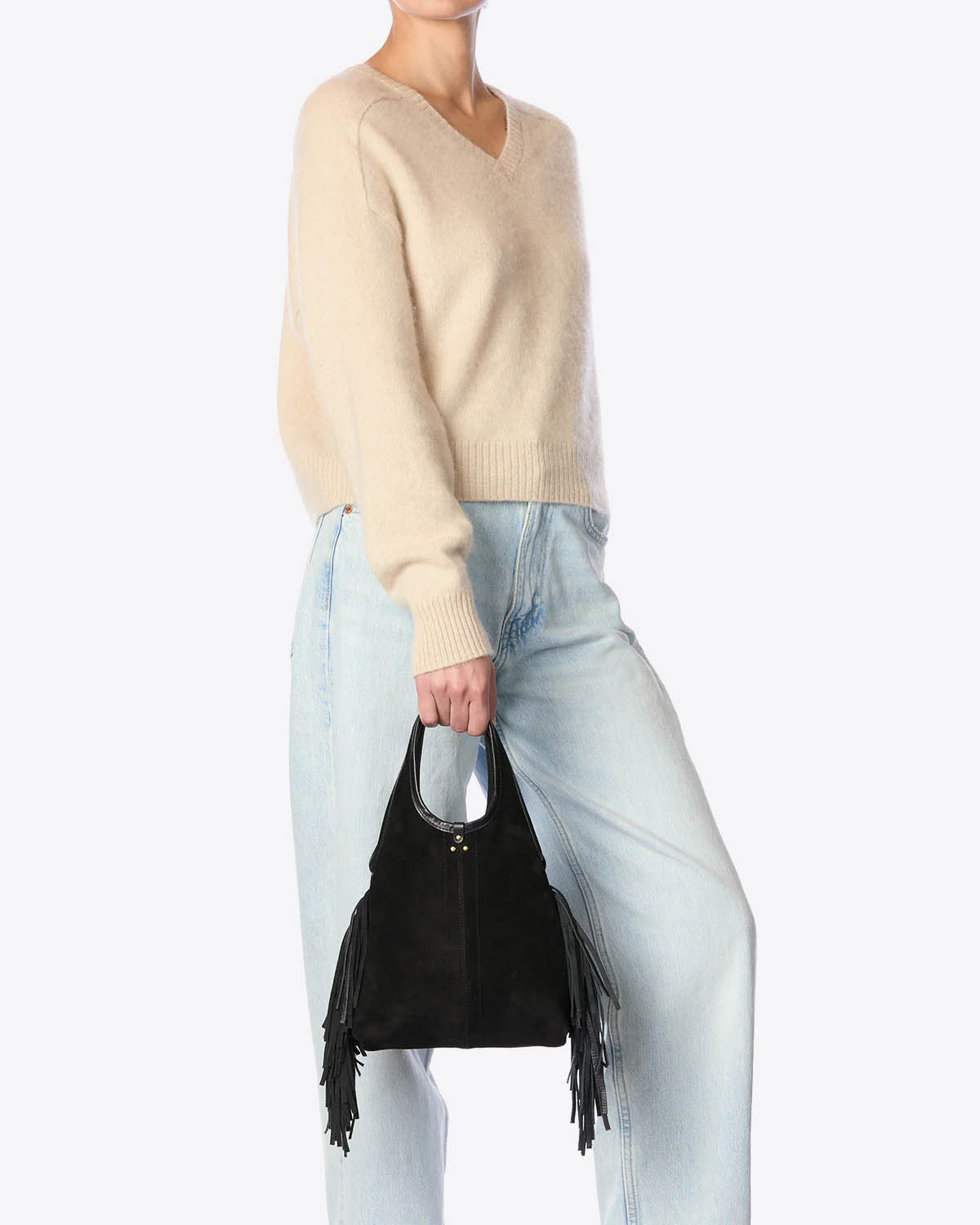 Mini-sac à franges avec bandoulière amovible en cuir suédé noir Paco S Haenyo noir Jérôme Dreyfuss. Collection Capsule SS25.  Vue porté à la main. 