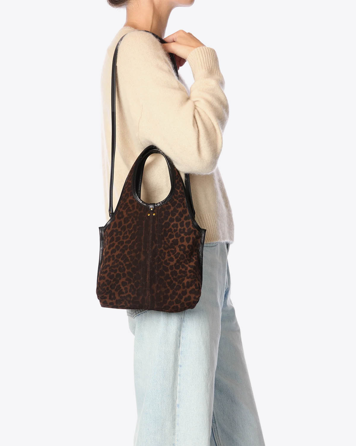 Sac petit format Paco S Jérôme Dreyfuss en cuir suédé imprimé léopard. Vue porté épaule avec bandoulière. 