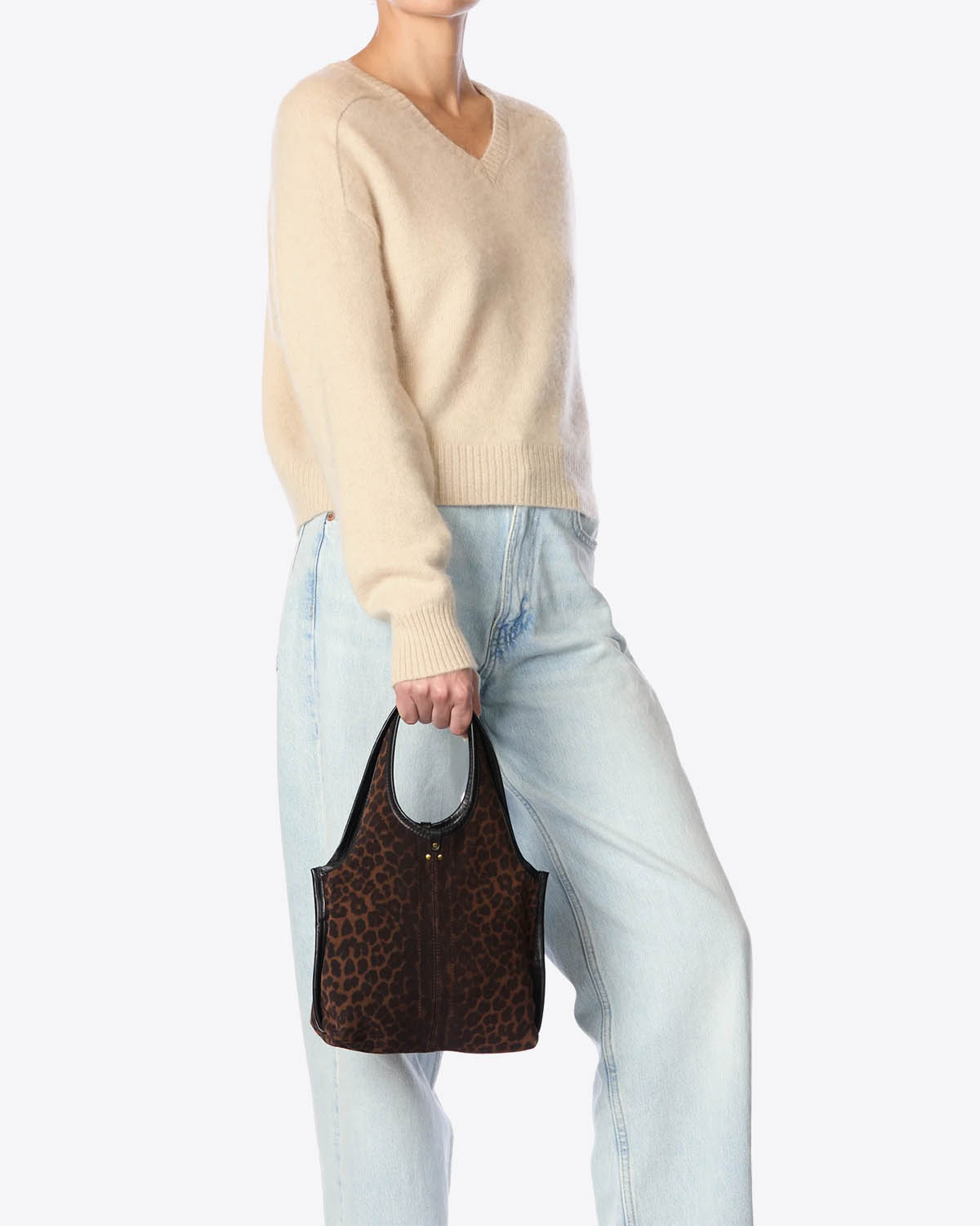 Sac petit format Paco S Jérôme Dreyfuss en cuir suédé imprimé léopard. Vue porté à la main. 