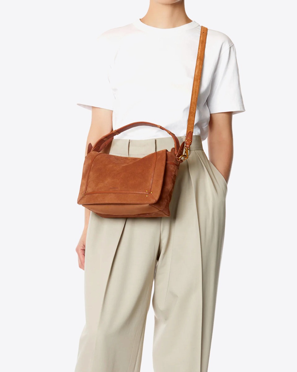 Sac Pepito M Jérôme Dreyfuss en cuir suédé caramel porté croisé.