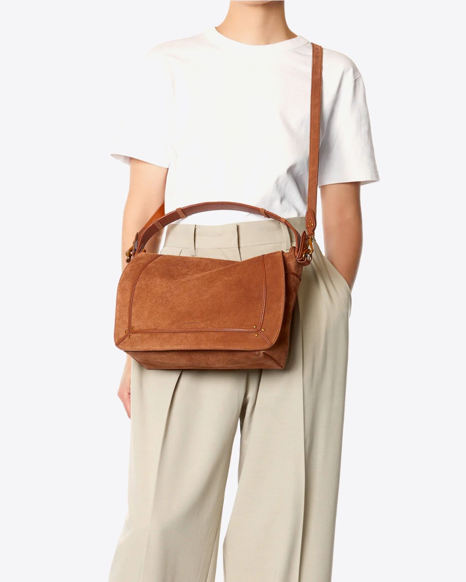 Sac Pepito L Jérôme Dreyfuss en cuir suédé tabac. Porté croisé.