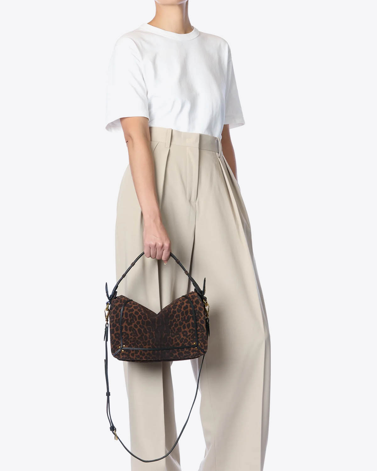 Sac moyen format Pepito M Jérôme Dreyfuss en cuir suédé imprimé léopard. Vue porté à la main. 
