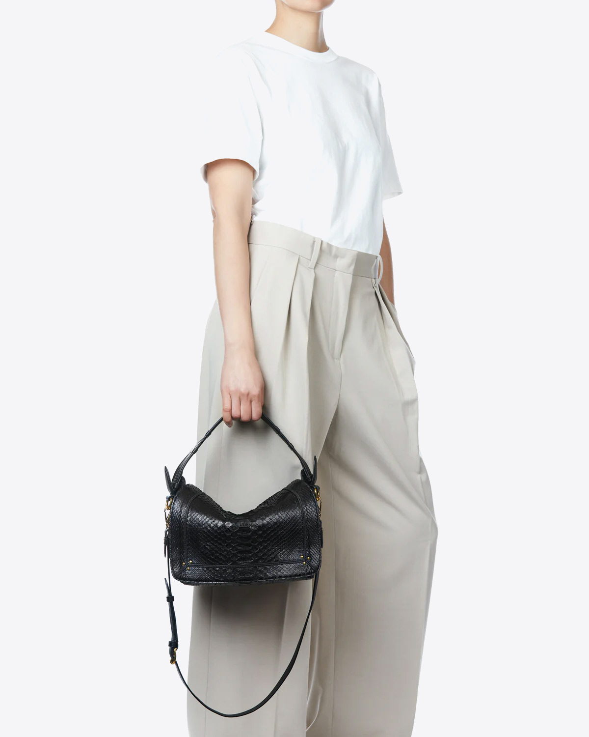 Sac besace Pepito M Jérôme Dreyfuss en cuir python noir. Vue porté à la main. 