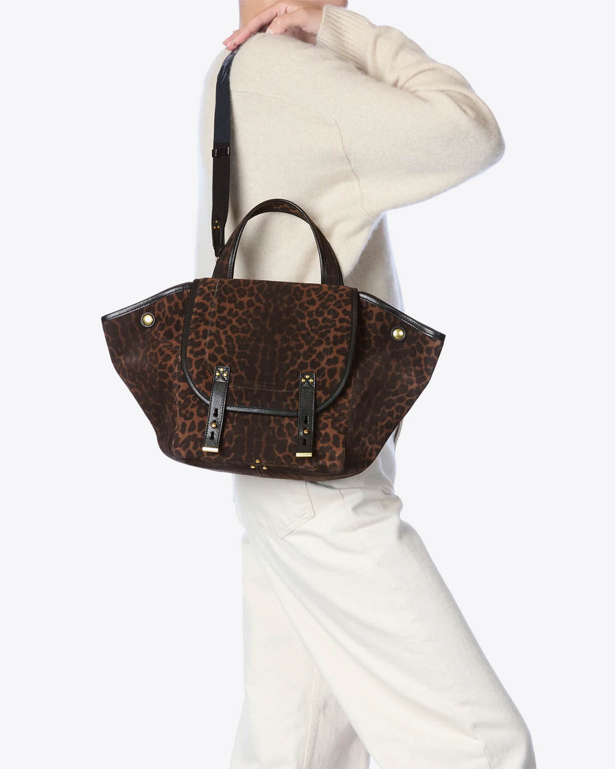 Produit Sac Panier Stan Jérôme Dreyfuss en cuir suédé imprimé léopard. Vue porté à l'épaule.