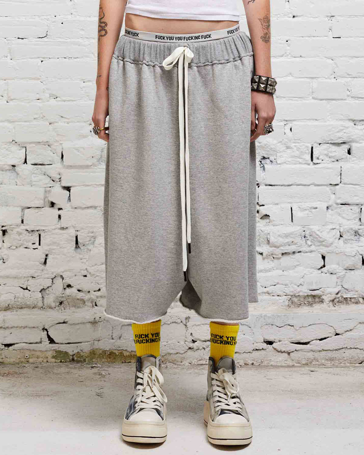 Bermuda oversized en sweat gris chiné Jumbo Sweat Short Heather Grey R13. Porté face.