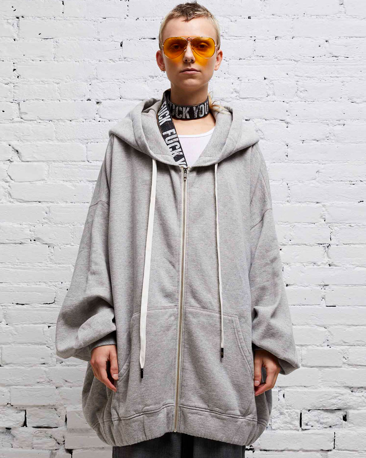 Veste hoodie oversized à capuche Jumbo Zip-Up Hoodie gris chiné R13 Denim. Porté fermé. 