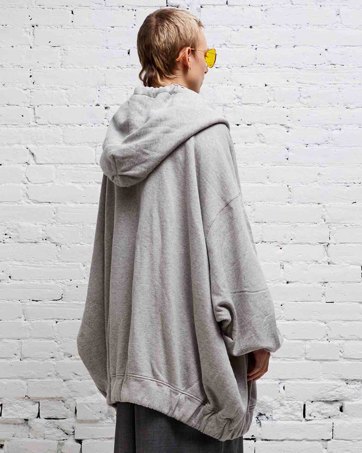 Veste hoodie oversized à capuche Jumbo Zip-Up Hoodie gris chiné R13 Denim. Porté dos. 