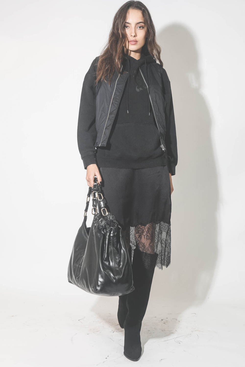 Jupe droite sous le genoux en soie et dentelle noire Am&eacute;lie Anine Bing. Port&eacute; avec un sac en cuir noir.