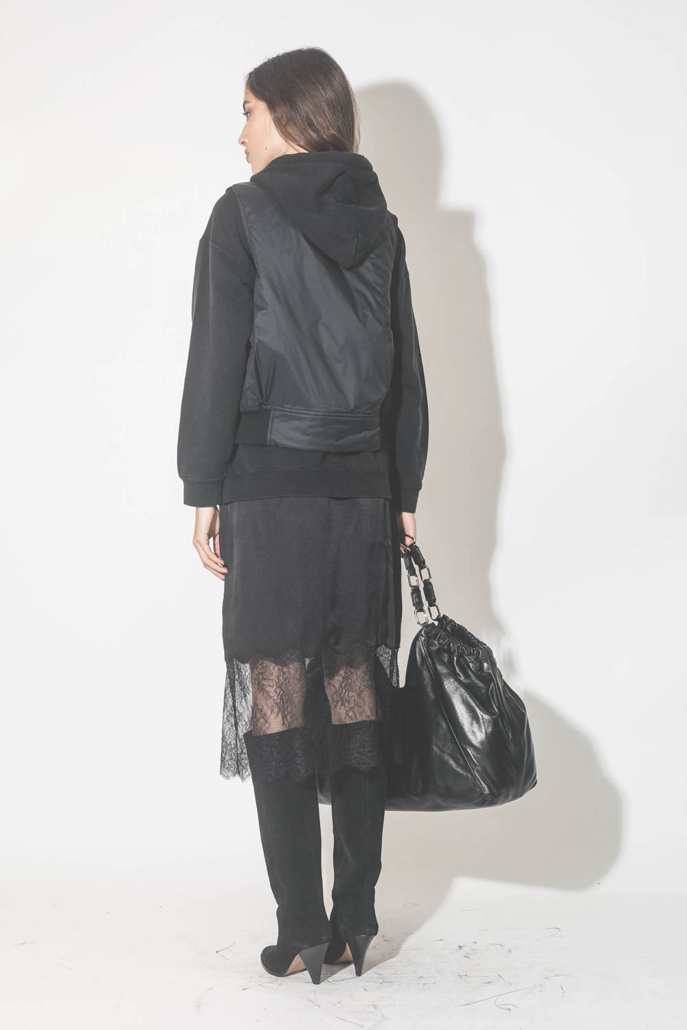 Jupe droite sous le genoux en soie et dentelle noire Am&eacute;lie Anine Bing. Port&eacute; de dos.