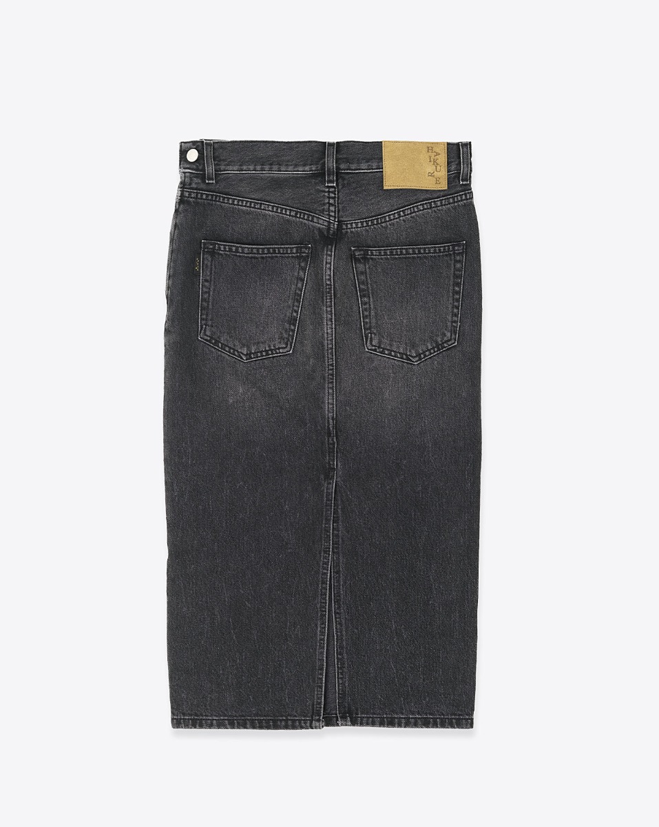 Produit Jupe droite midi Kim Haikure  en denim noir délavé. Vue de dos.