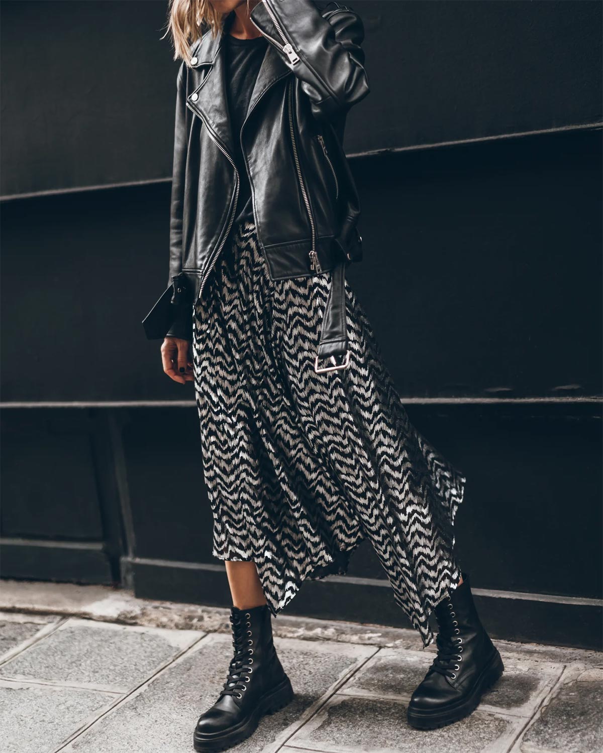 Jupe longue asymétrique argent et noir Chill Mikuta. Porté avec un Perfecto en cuir noir. 