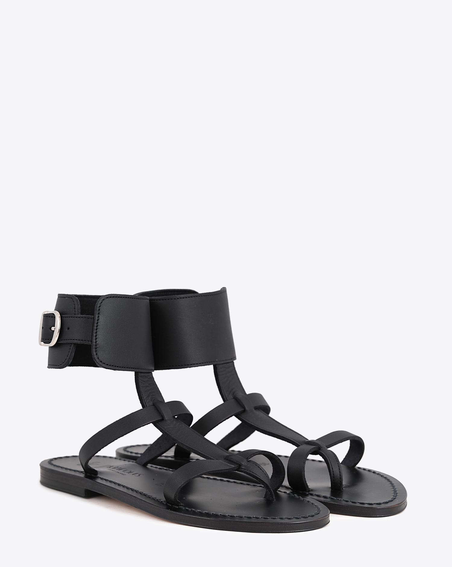 Sandales plates Caravelle en cuir noir K.Jacques. Face. 