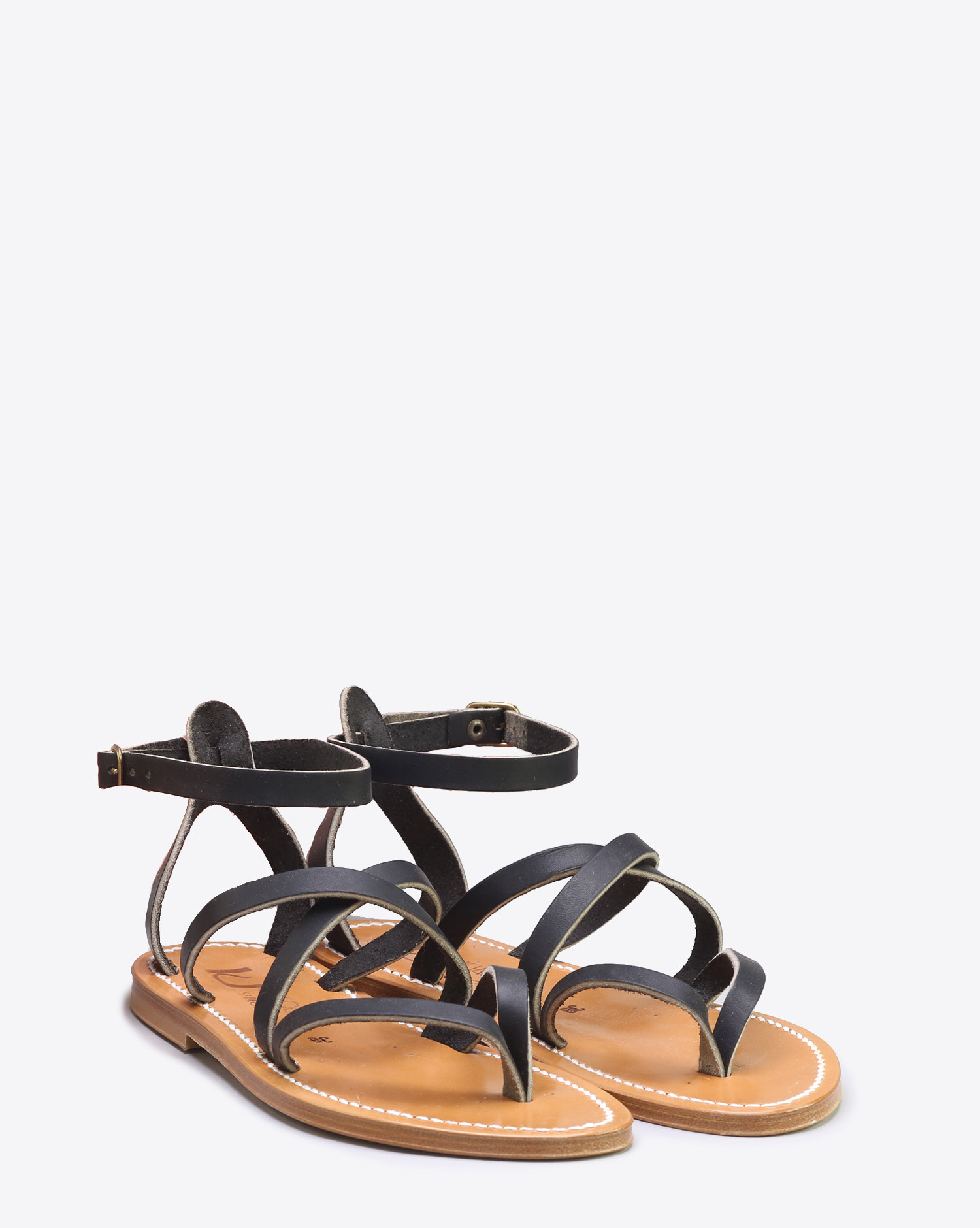 Sandales plates Epicure en cuir noir K.Jacques. Face.