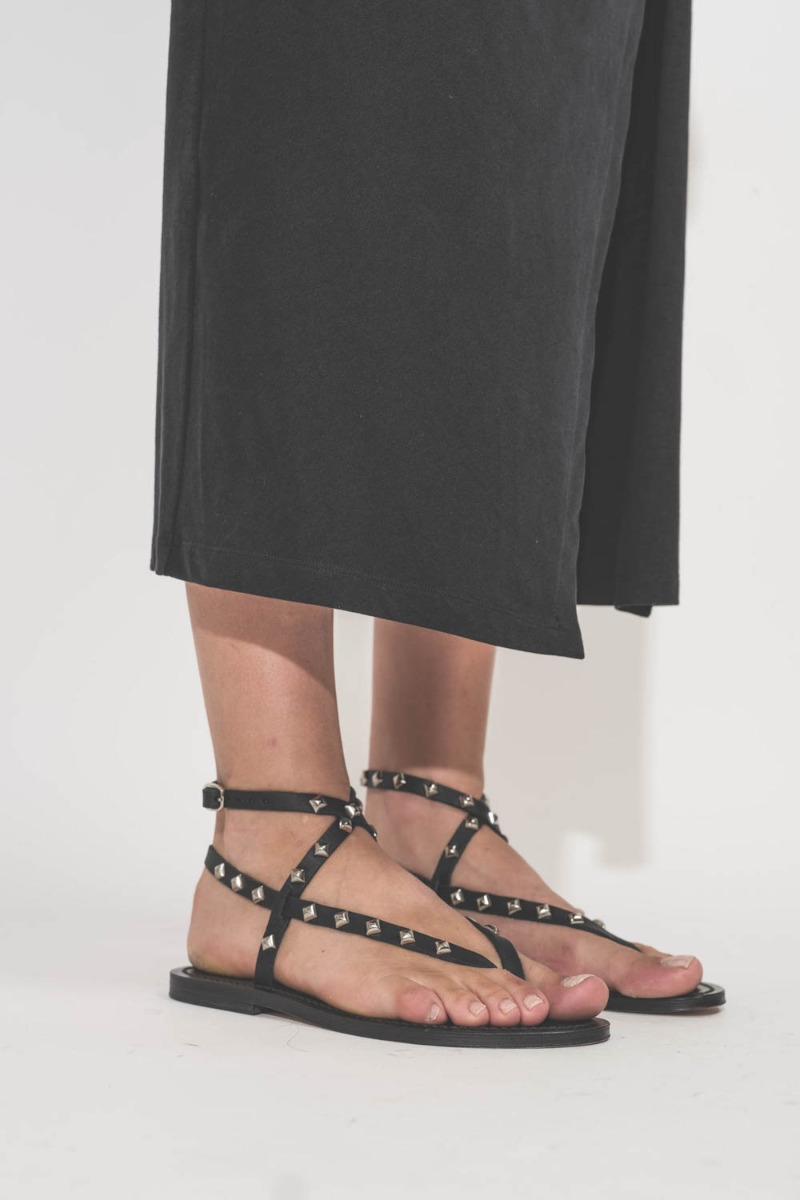 Sandales Deltapyr en cuir noir avec clous K.Jacques St-Tropez. Portées de profil. 