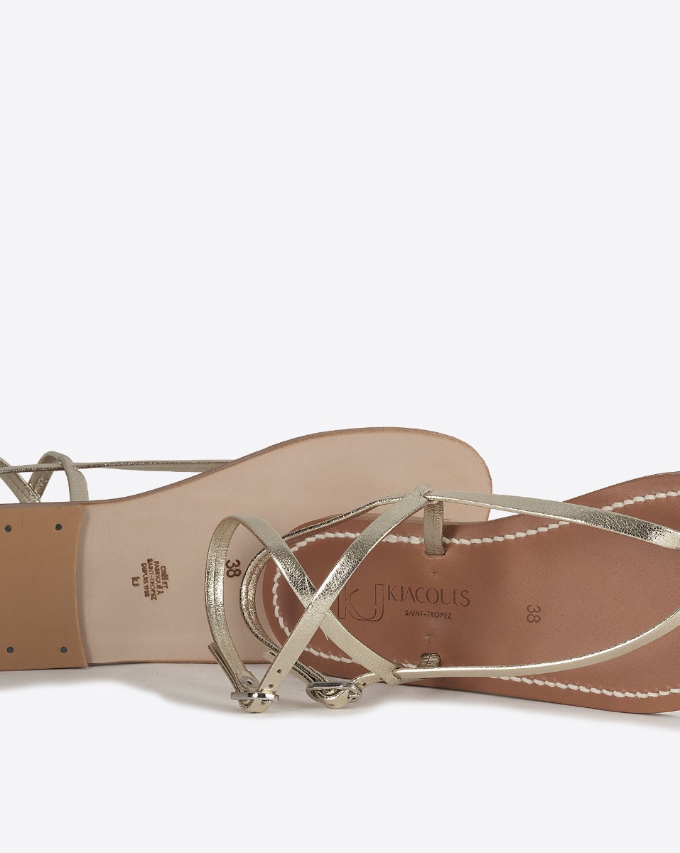 Sandales plates Abako K.Jacques St-Tropez en cuir lam&eacute; dor&eacute; Pul Champan. D&eacute;tail de la semelle en cuir.