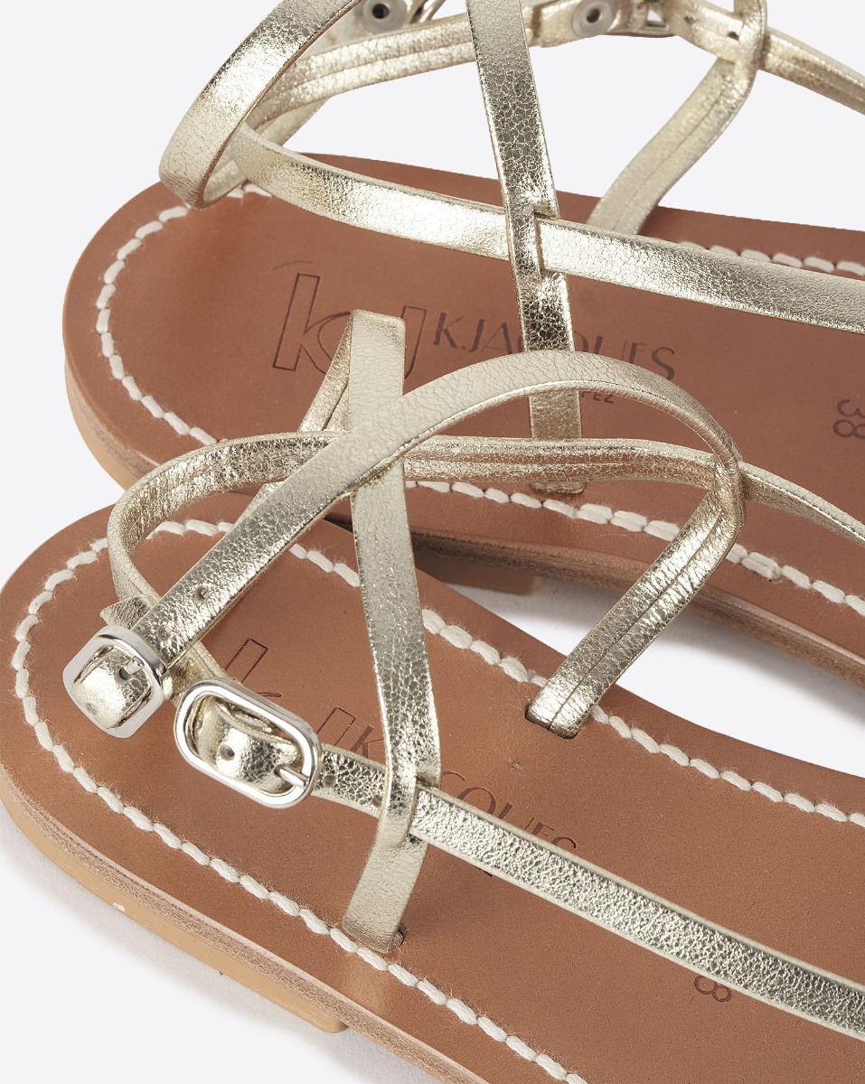 Sandales plates Abako K.Jacques St-Tropez en cuir lam&eacute; dor&eacute; Pul Champan. D&eacute;tail des fermetures r&eacute;glables.