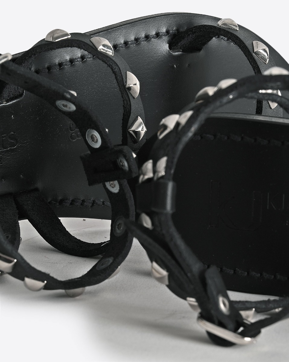 Sandales Arelatepyr K.Jacques St-Tropez en cuir noir clout&eacute; argent. D&eacute;tail des clous argent&eacute;s.