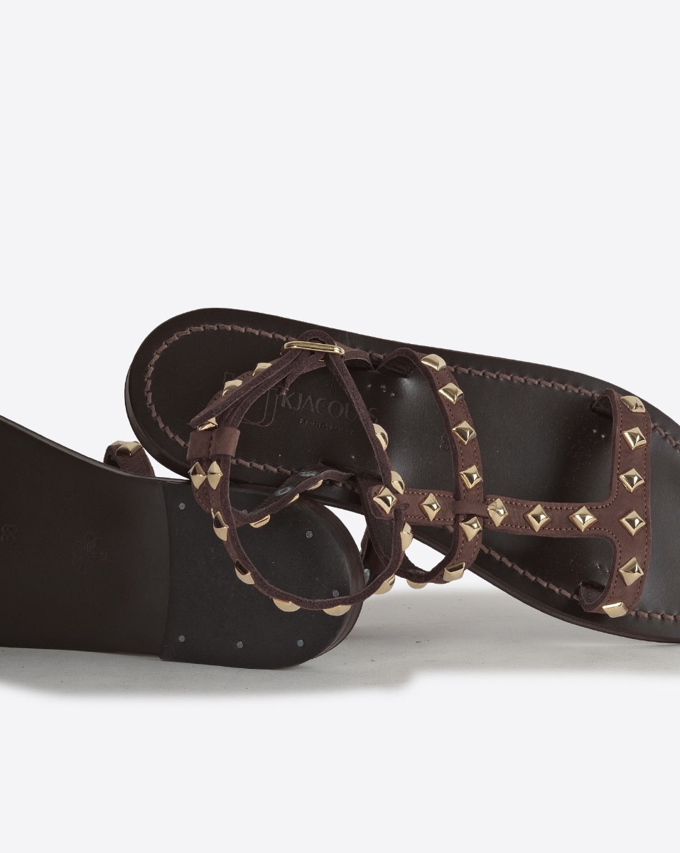 Sandales plates Arelatepyr K.Jacques St-Tropez en cuir Moka clous dor&eacute;s. Vue de dessus.