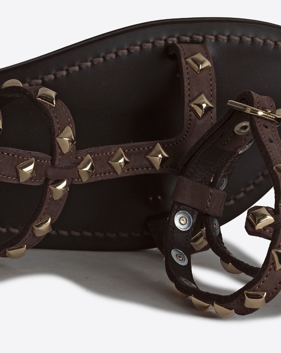 Sandales plates Arelatepyr K.Jacques St-Tropez en cuir Moka clous dor&eacute;s. D&eacute;tail des clous dor&eacute;s.