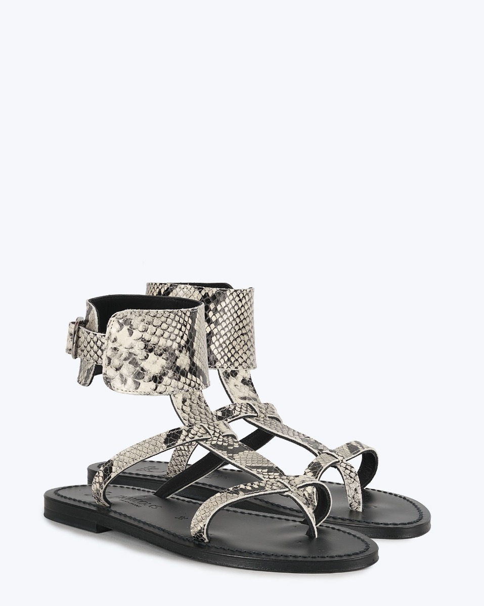 Sandales plates Caravelle K.Jacques St-Tropez en cuir effet python Kampal Duna. Vue de face.