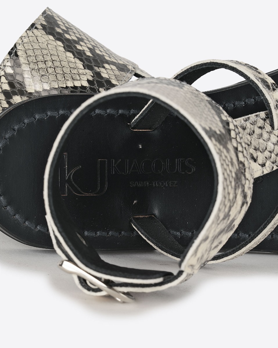 Sandales plates Caravelle K.Jacques St-Tropez en cuir effet python Kampal Duna. D&eacute;tail la semelle en cuir noir.