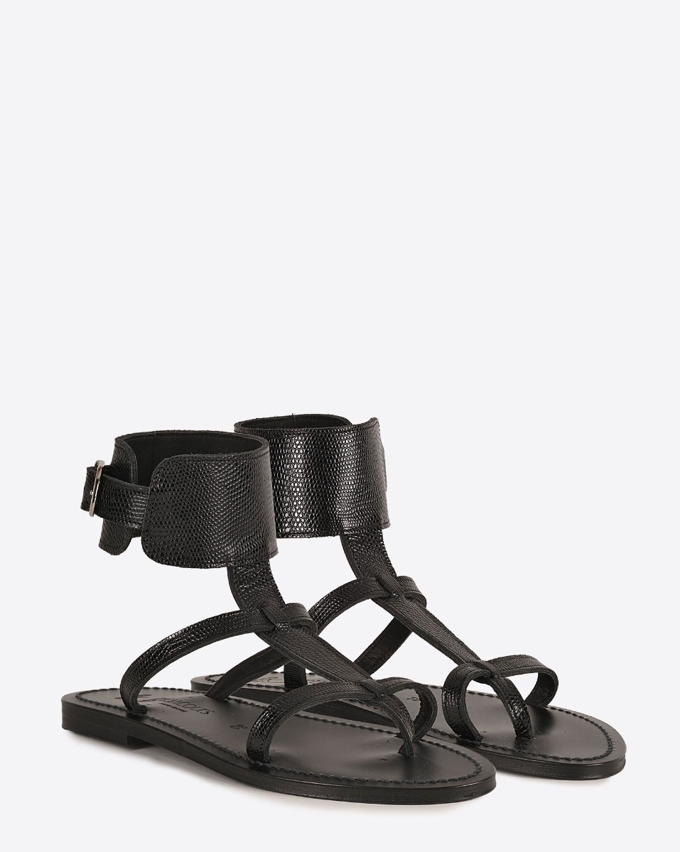 Sandales plates Caravelle K.Jacques St-Tropez en cuir noir martel&eacute;. Vue de face.