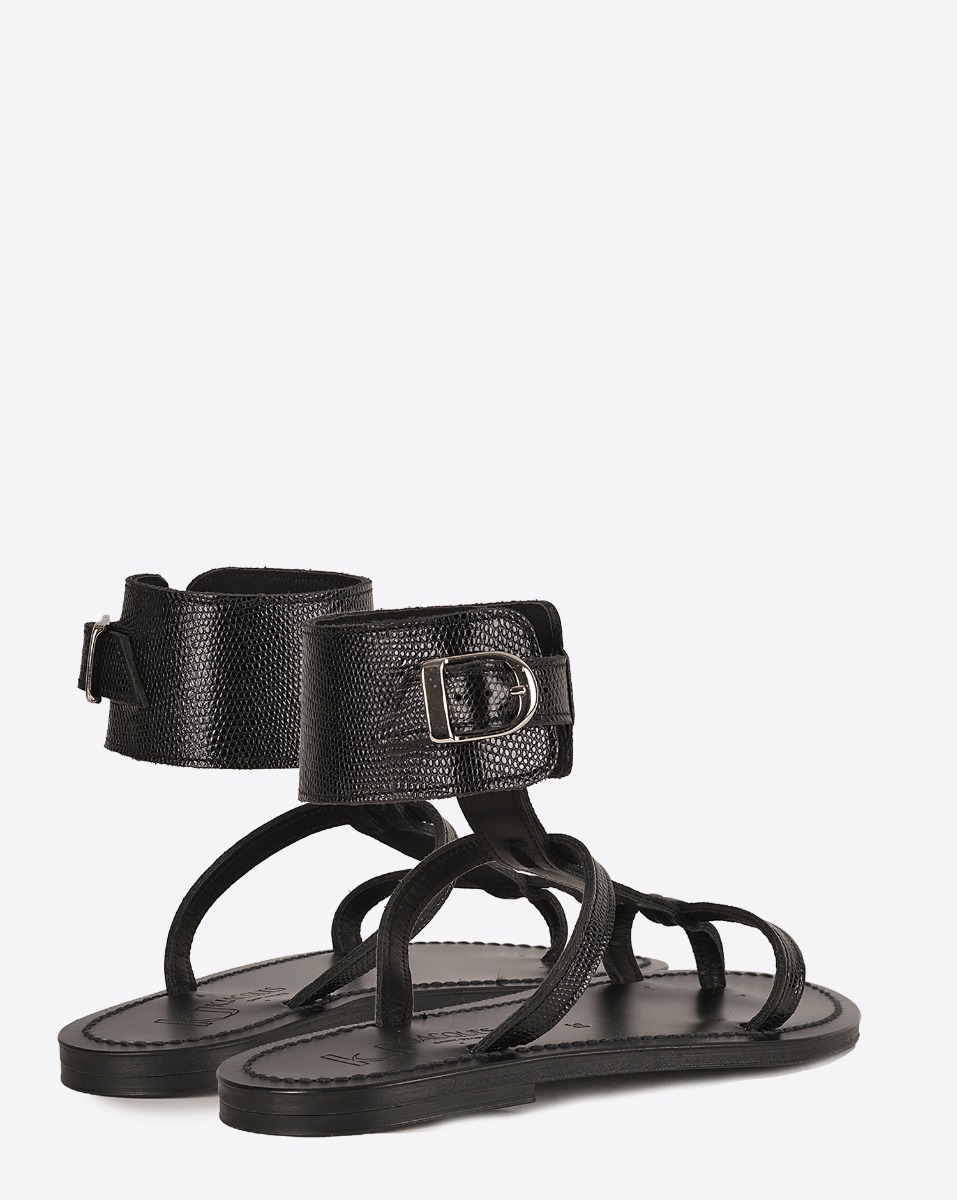 Sandales plates Caravelle K.Jacques St-Tropez en cuir noir martel&eacute;. Vue de dos.