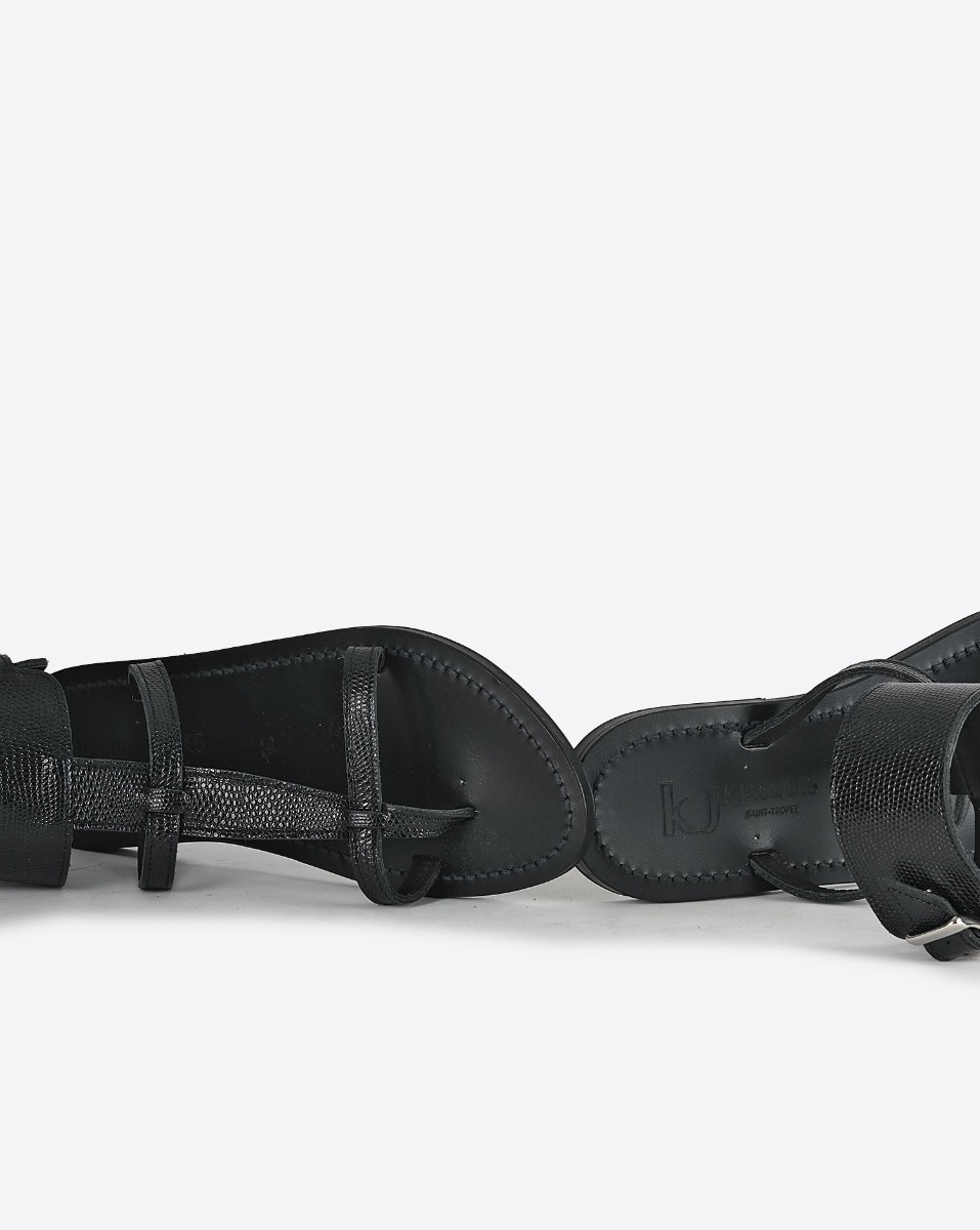 Sandales plates Caravelle K.Jacques St-Tropez en cuir noir martel&eacute;. D&eacute;tail du dessus.