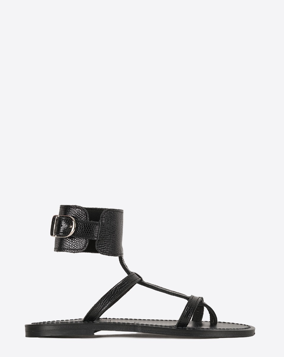 Sandales plates Caravelle K.Jacques St-Tropez en cuir noir martel&eacute;. Vue de profil.