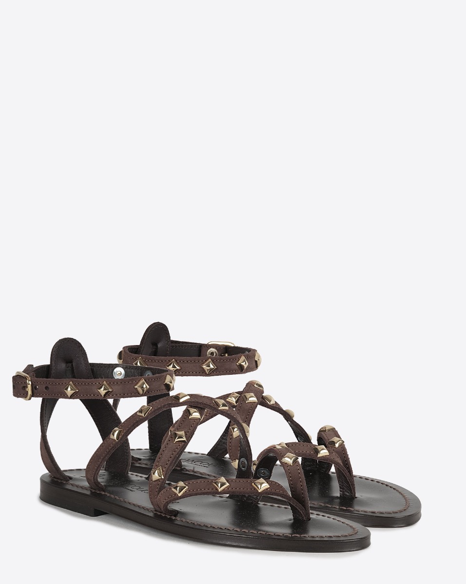 Sandales plates Epicurepyr en cuir Moka, clout&eacute;es dor&eacute;es. Vue de face.