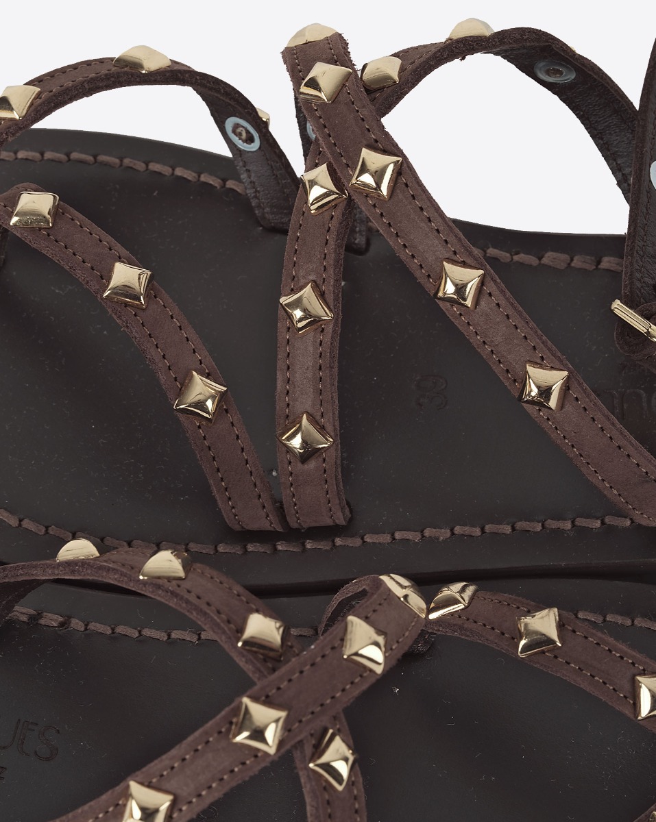 Sandales plates Epicurepyr en cuir Moka, clout&eacute;es dor&eacute;es. D&eacute;tail des clous en m&eacute;tal dor&eacute;. 