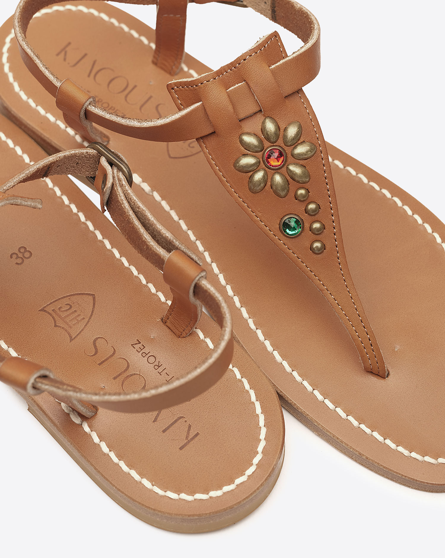 Sandales Coriolan K.Jacques x HTC en cuir noir, ornées de clous métalliques argentés et de pierres colorées formant une fleur, fabrication artisanale française. Détail de la sandale customisée.