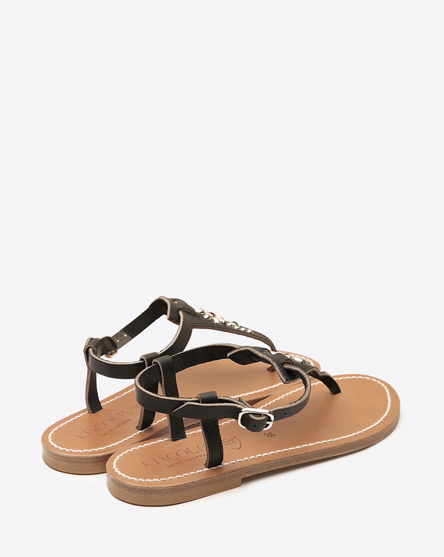 Sandales Coriolan K.Jacques x HTC en cuir noir, ornées de clous métalliques argentés et de pierres colorées formant une fleur, fabrication artisanale française. Vue de dos.