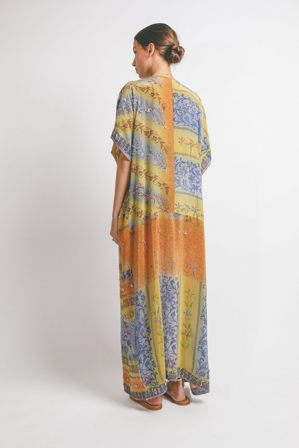 Kimono long en soie imprimée et brodée Hand So On.  Porté dos.
