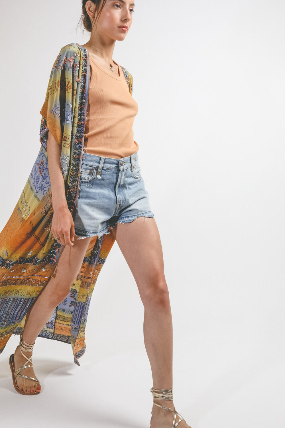 Kimono long en soie imprimée et brodée Hand So On.  Porté ouvert sur un short en jean.