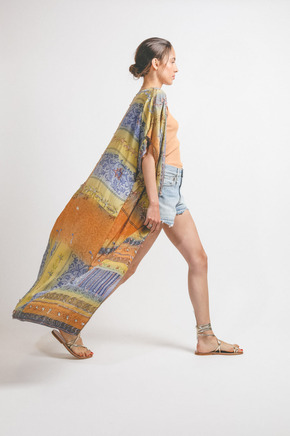 Kimono long en soie imprimée et brodée Hand So On. Porté profil.