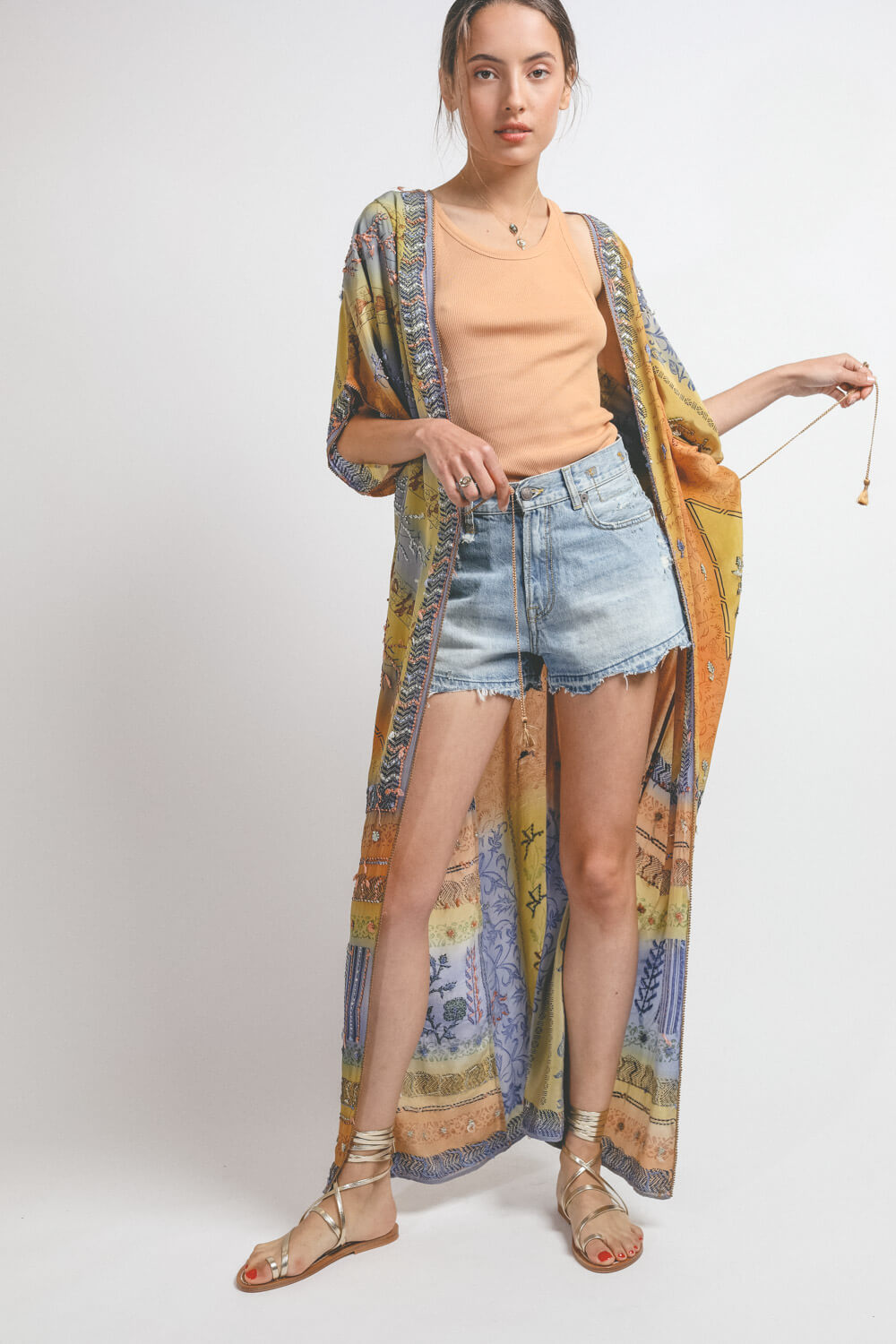 Kimono long en soie imprimée et brodée Hand So On. Porté face. 