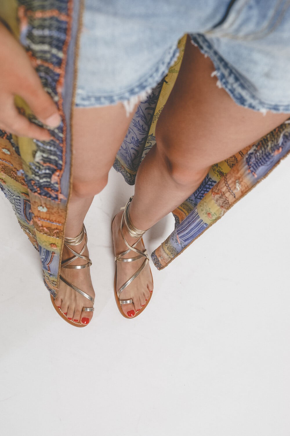 Kimono long en soie imprimée et brodée Hand So On.  Porté avec des sandales lamées.