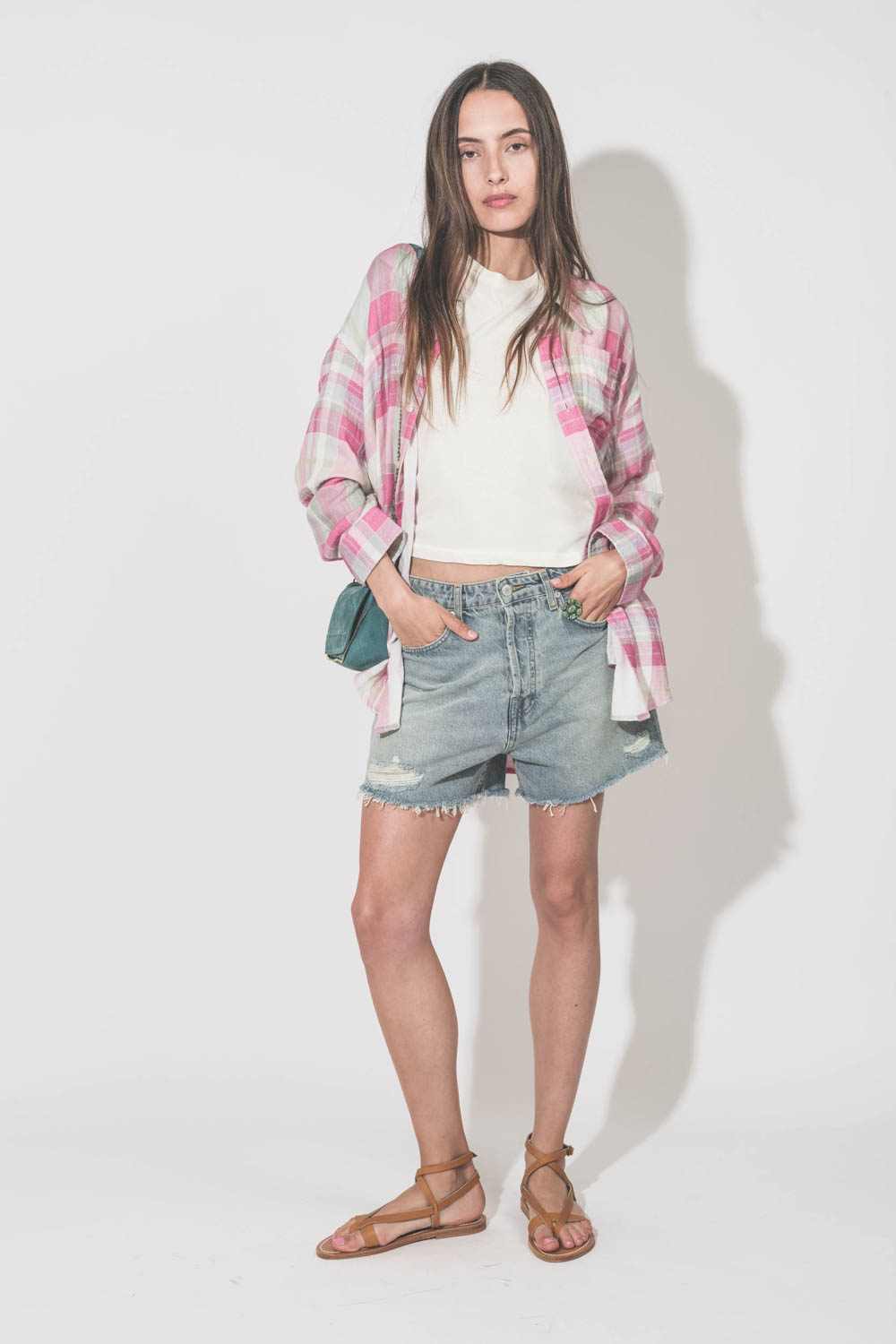 Sandales plates entre-doigt en cuir naturel Aubigne K.Jacques Saint-Tropez. Porté de face avec une chemise à carreaux rose Button Front Denimist, un tee-shirt Peak Shoulder écru The Great, un short en jean bleu Mikuta et un sac Bobi S croco agave Jérôme D