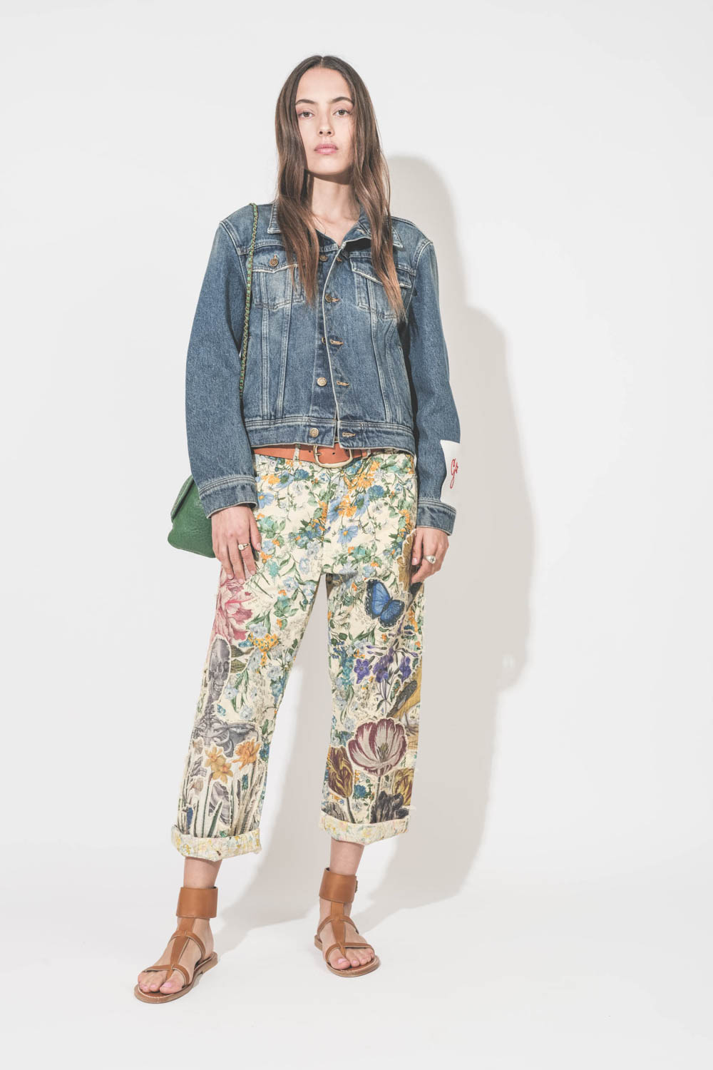Sandales en cuir naturel large bracelet de cheville Caravelle pul naturel K.Jacques St-Tropez. Porté avec un blouson en jean Golden Goose, un jean X-Boyfriend à fleurs R13 et une ceinture Dara cognac Isabel Marant. Sac Lulu M en cuir gazon Jérôme Dreyfuss