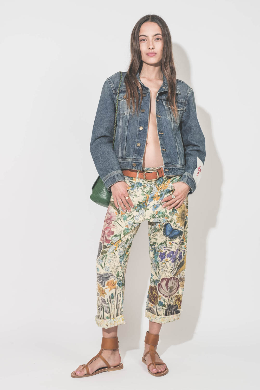 Sandales en cuir naturel large bracelet de cheville Caravelle pul naturel K.Jacques St-Tropez. Portées de face et profil avec un blouson en jean Golden Goose, un jean X-Boyfriend à fleurs R13 et une ceinture Dara cognac Isabel Marant. Sac Lulu M en cuir g