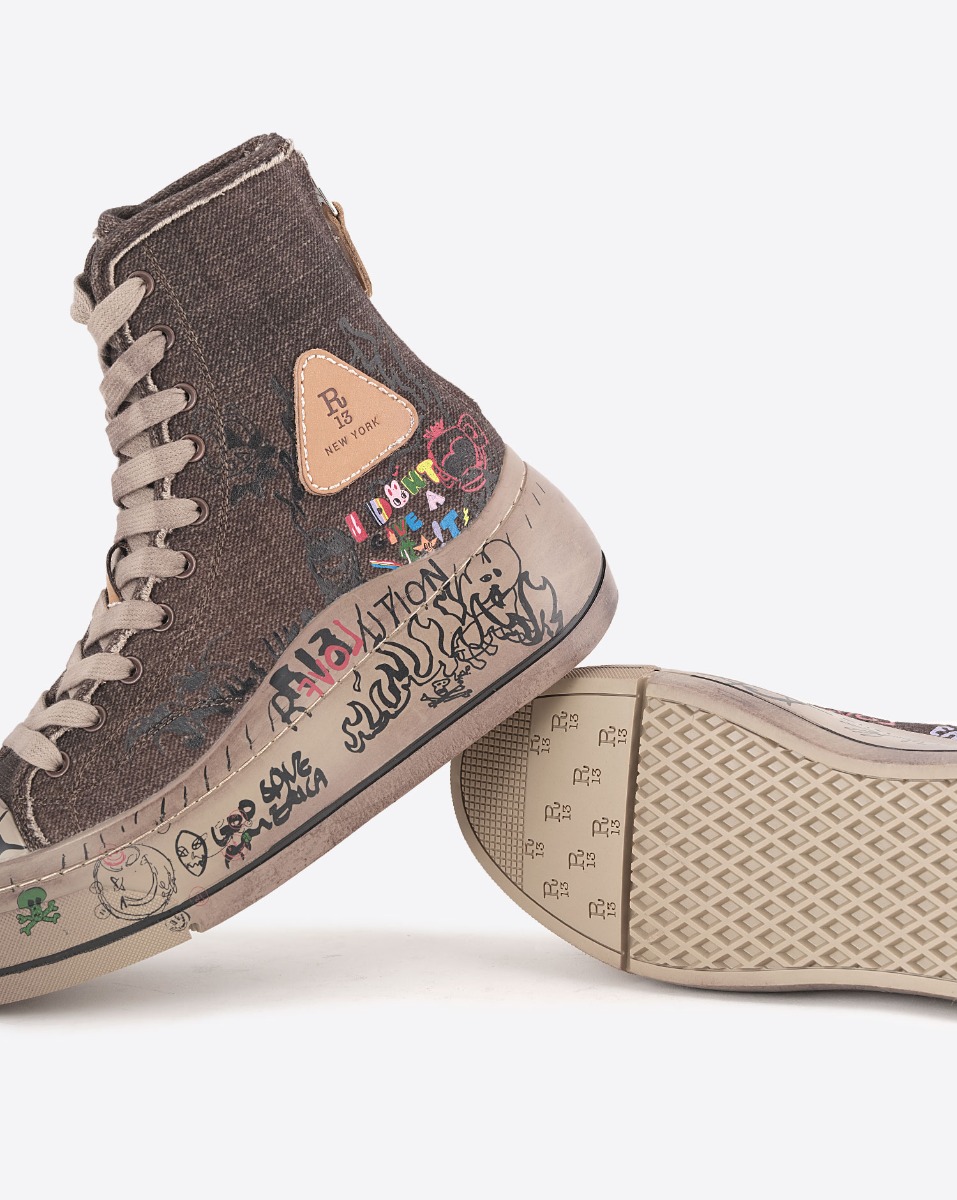 Sneakers compens&eacute;es Kurt R13 en toile de laine marron tagu&eacute;e. D&eacute;tail de la semelle. 