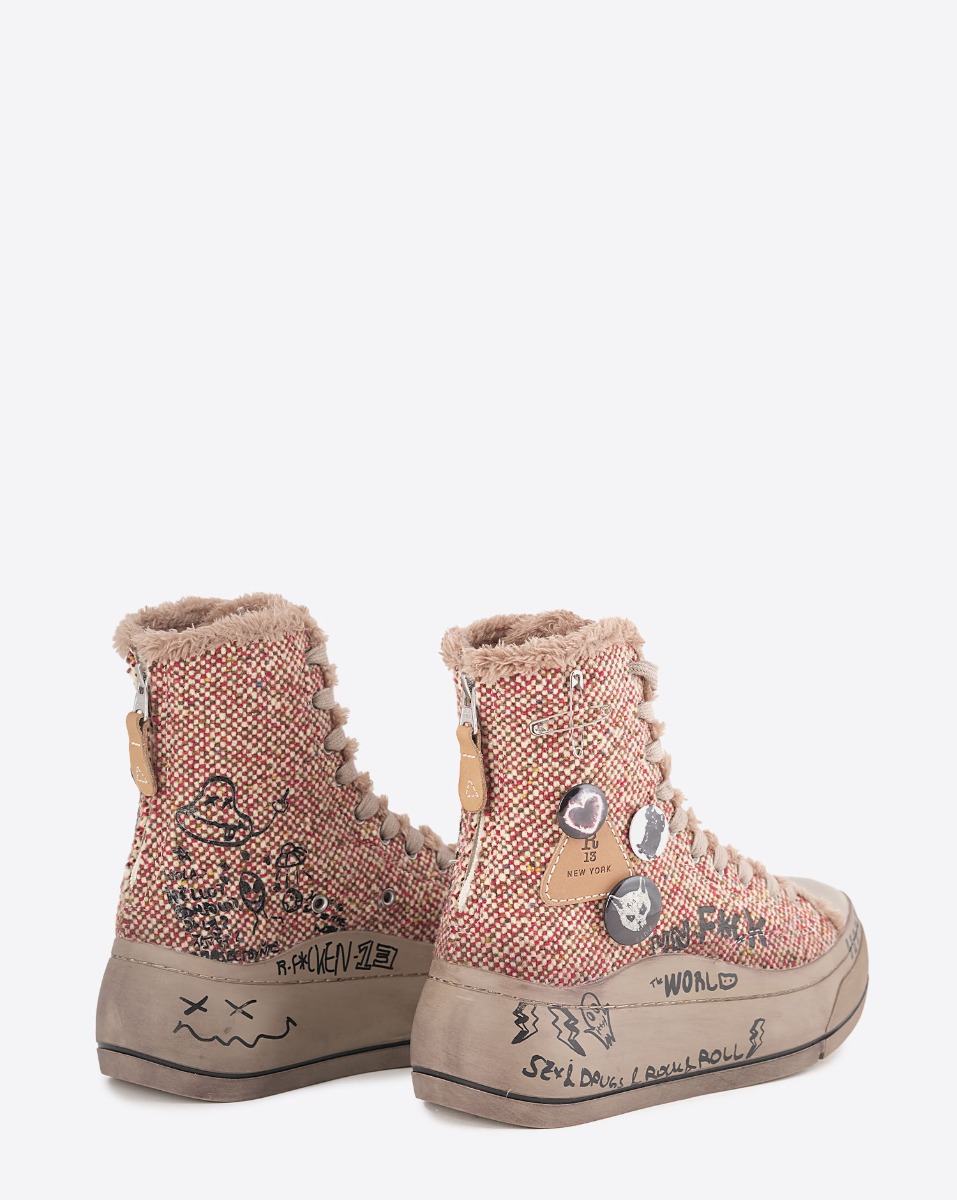 Sneakers Kurt R13 en laine rouge et écru customisées avec des badges et des épingles à nourrices. Vue de dos.