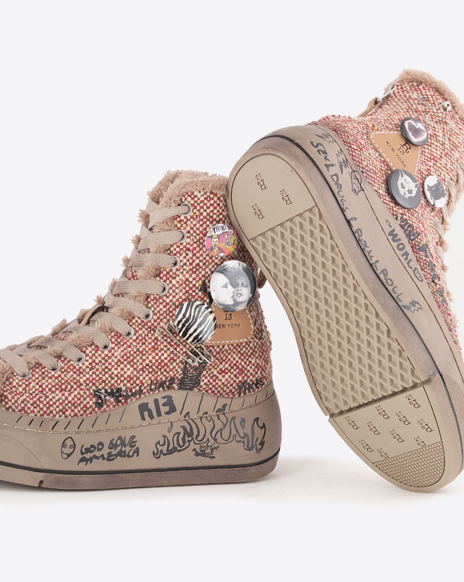 Sneakers Kurt R13 en laine rouge et écru customisées avec des badges et des épingles à nourrices. Détail de la semelle.