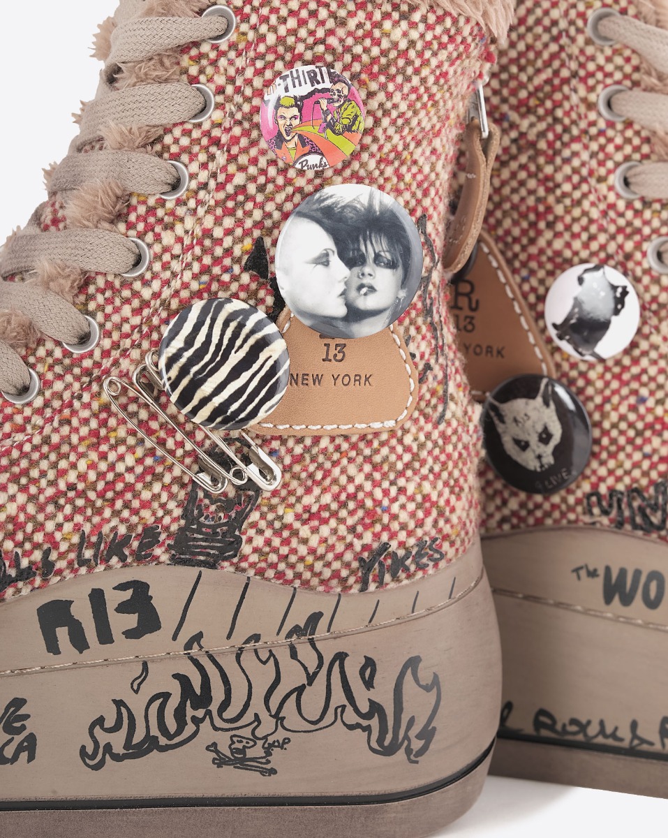 Sneakers Kurt R13 en laine rouge et écru customisées avec des badges et des épingles à nourrices. Détail des badges.