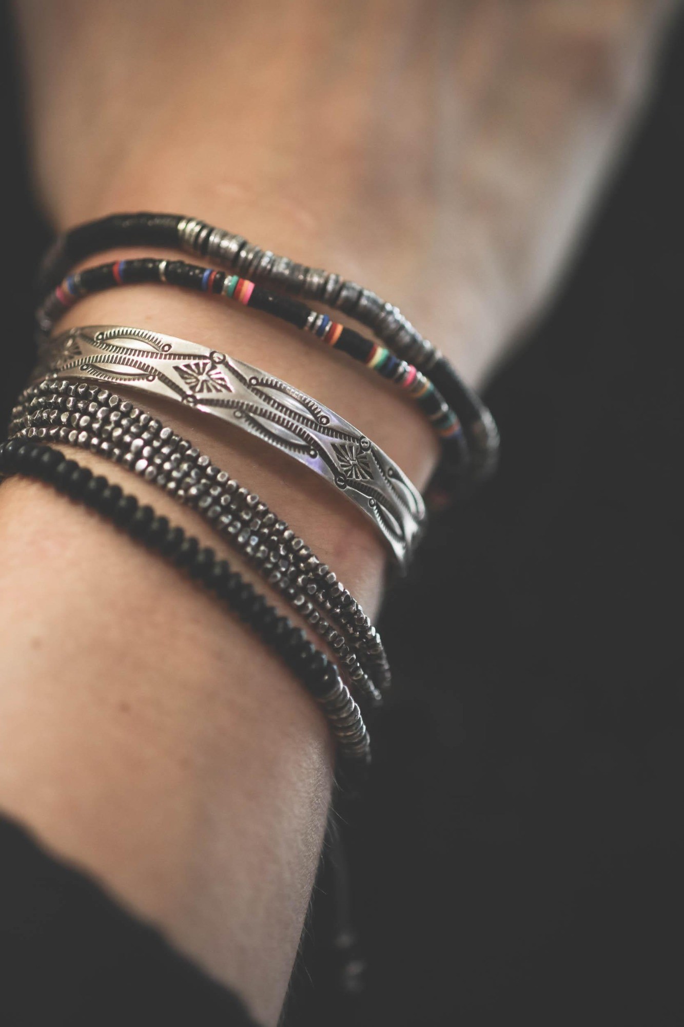 Bracelet Perles Rondes Noires et Argent Frosted Black M.Cohen Los Angeles. Porté en accumulation.