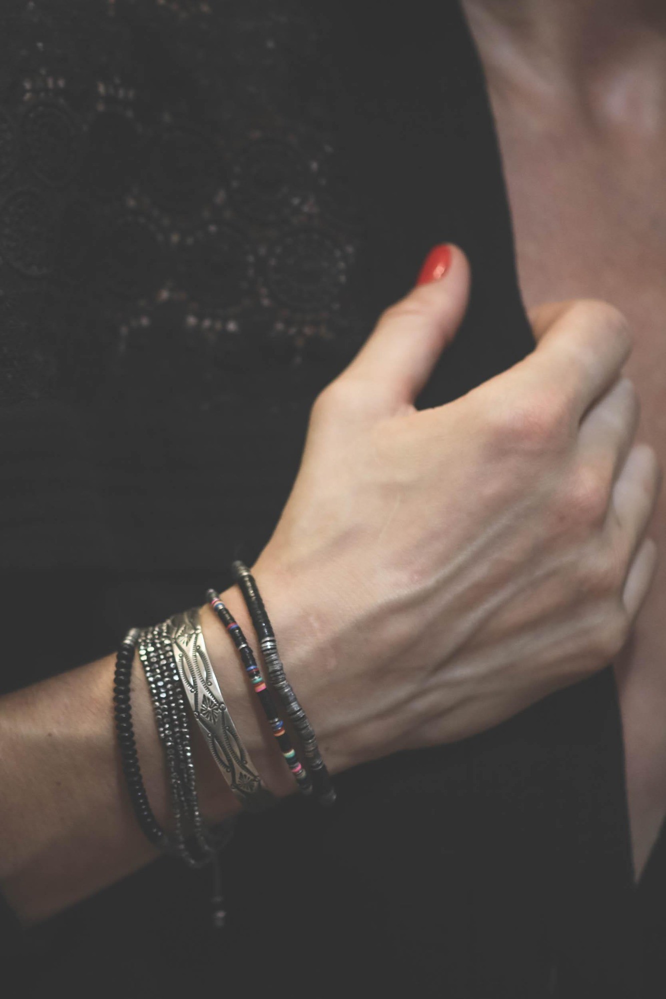 Bracelet Perles Rondes Noires et Argent Frosted Black M.Cohen Los Angeles. Porté. 